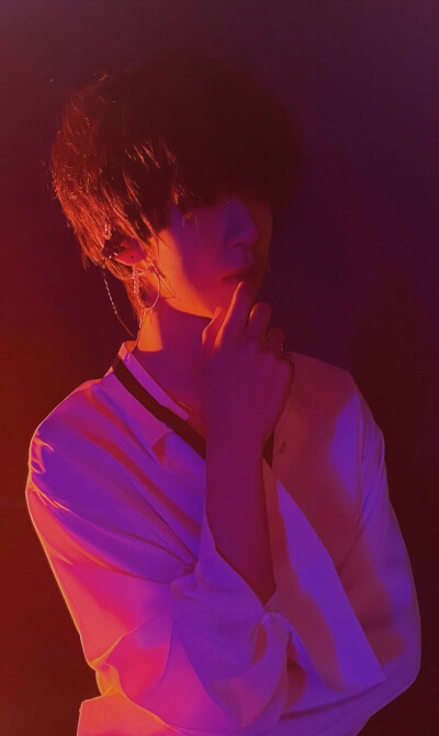 星河周转之下，文艺复兴带来所有光明与炙热。爱意镶嵌与玫瑰之中，浪漫不朽。