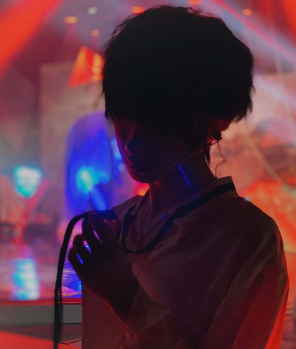 星河周转之下，文艺复兴带来所有光明与炙热。爱意镶嵌与玫瑰之中，浪漫不朽。