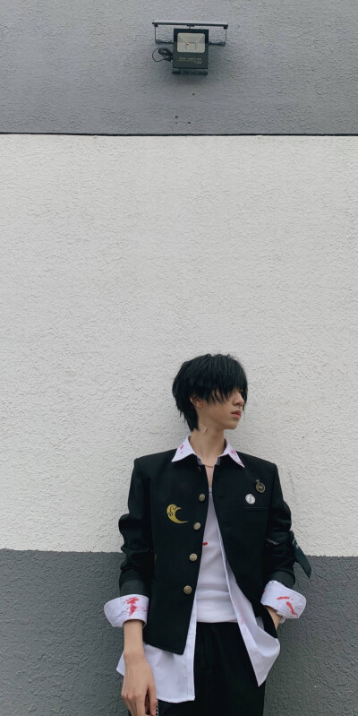 星河周转之下，文艺复兴带来所有光明与炙热。爱意镶嵌与玫瑰之中，浪漫不朽。