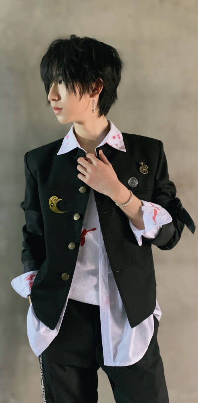 星河周转之下，文艺复兴带来所有光明与炙热。爱意镶嵌与玫瑰之中，浪漫不朽。