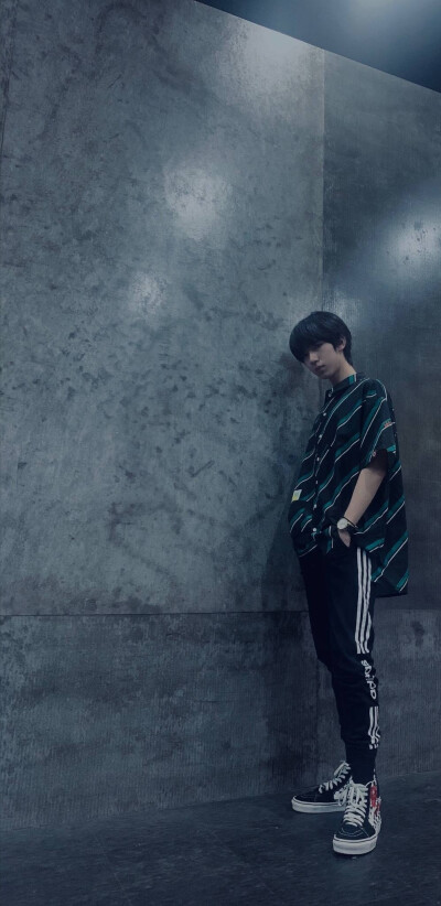 星河周转之下，文艺复兴带来所有光明与炙热。爱意镶嵌与玫瑰之中，浪漫不朽。