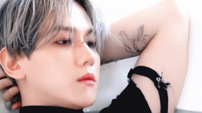 「橙光」边伯贤
侵删｜拿图看默认专辑要求