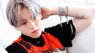 「橙光」边伯贤
侵删｜拿图看默认专辑要求