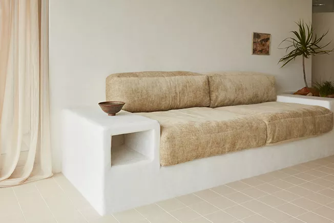 109
奥利维亚-博西：柔和的极简主义和适度的尺度
悉尼的设计师Olivia Bossy采取了一种标志性的方法来改造一个51平方米的小公寓。
重新设计小空间的一个最明显的问题是，设计师试图容纳所有的功能而失去了构图和规模的清晰度。
奥利维亚-博西首先寻求生活本身的合理化，然后才是空间。尽量减少物体的数量，以 "软性极简 "的精神创造一个室内环境--强调触觉材料和令人愉悦的质地。
为了创造一种平静和可靠的氛围，设计师在浴室和厨房中创造了圆形的形状。地板和墙壁都被染成了相同的石膏色泽。浅色的柳条细节增加了度假胜地的魅力，并与现代主义家具相得益彰。图案化的黑色细节组织了单色的内部。
