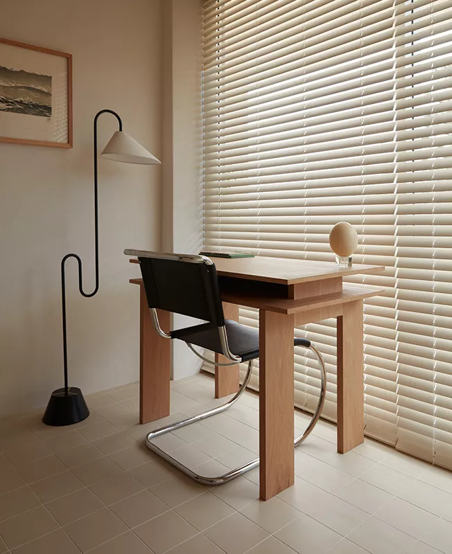 109
奥利维亚-博西：柔和的极简主义和适度的尺度
悉尼的设计师Olivia Bossy采取了一种标志性的方法来改造一个51平方米的小公寓。
重新设计小空间的一个最明显的问题是，设计师试图容纳所有的功能而失去了构图和规模的清晰度。
奥利维亚-博西首先寻求生活本身的合理化，然后才是空间。尽量减少物体的数量，以 "软性极简 "的精神创造一个室内环境--强调触觉材料和令人愉悦的质地。
为了创造一种平静和可靠的氛围，设计师在浴室和厨房中创造了圆形的形状。地板和墙壁都被染成了相同的石膏色泽。浅色的柳条细节增加了度假胜地的魅力，并与现代主义家具相得益彰。图案化的黑色细节组织了单色的内部。
