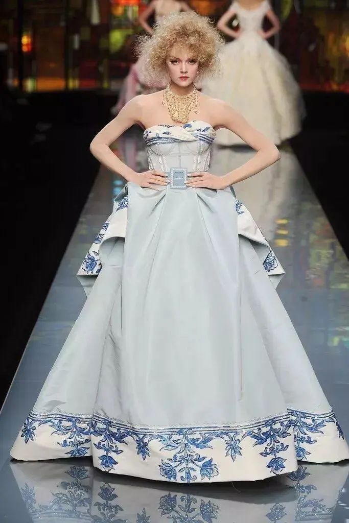 ChristianDior Spring Summer 2009年的设计中就加入了这一元素，青花瓷的纹样在礼服上的展示欲拒还迎，包藏在裙摆内的纹样仿佛想让你看到，又期待你发现它的样子。