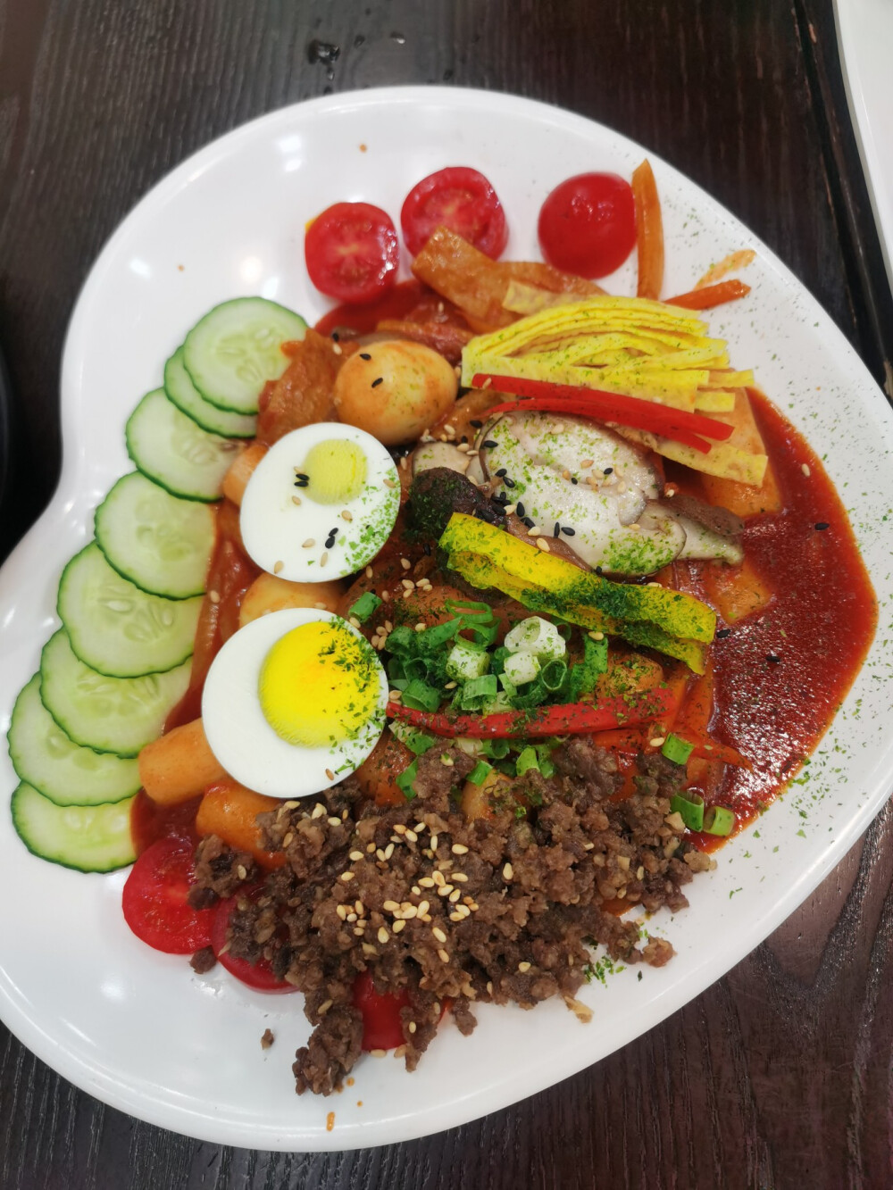 釜山豚骨汤饭的炒年糕，和菜单图片基本一致，很少见过摆盘这么用心的。偏甜口，合我的口味。配料丰富！