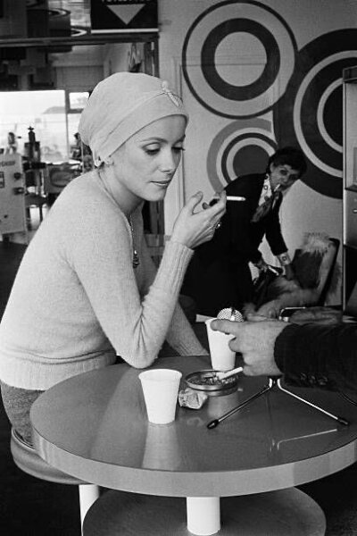 Catherine Deneuve sur le tournage du film L'Agression, réalisé par Gérard Pires. Photo par Tony Kent. ​​​