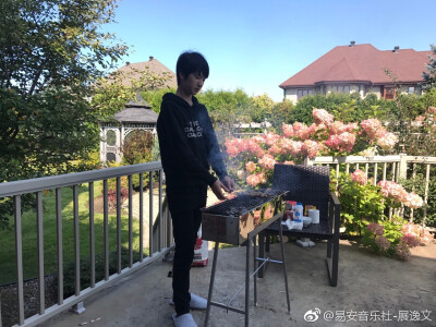 展逸文