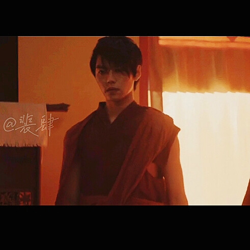 在沙海中肖宇梁饰演的张起灵穿藏袍 形象以及铁三角重聚 小哥的回眸