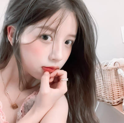 女头
cr. 池卿柔