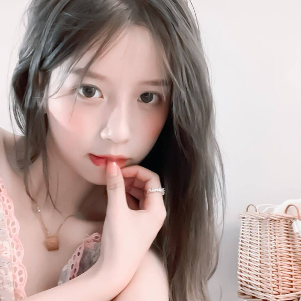 女头
cr. 池卿柔