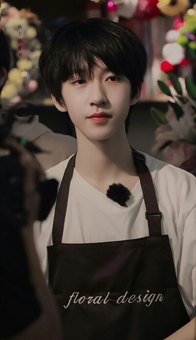 他大概180左右 有兔牙 爱吃章鱼烧 不喜欢香菜 全能 高音也很厉害 粉丝叫深海 关于他我能说好久 少年明媚似光 叫我不敢忘.