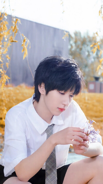 他大概180左右 有兔牙 爱吃章鱼烧 不喜欢香菜 全能 高音也很厉害 粉丝叫深海 关于他我能说好久 少年明媚似光 叫我不敢忘.