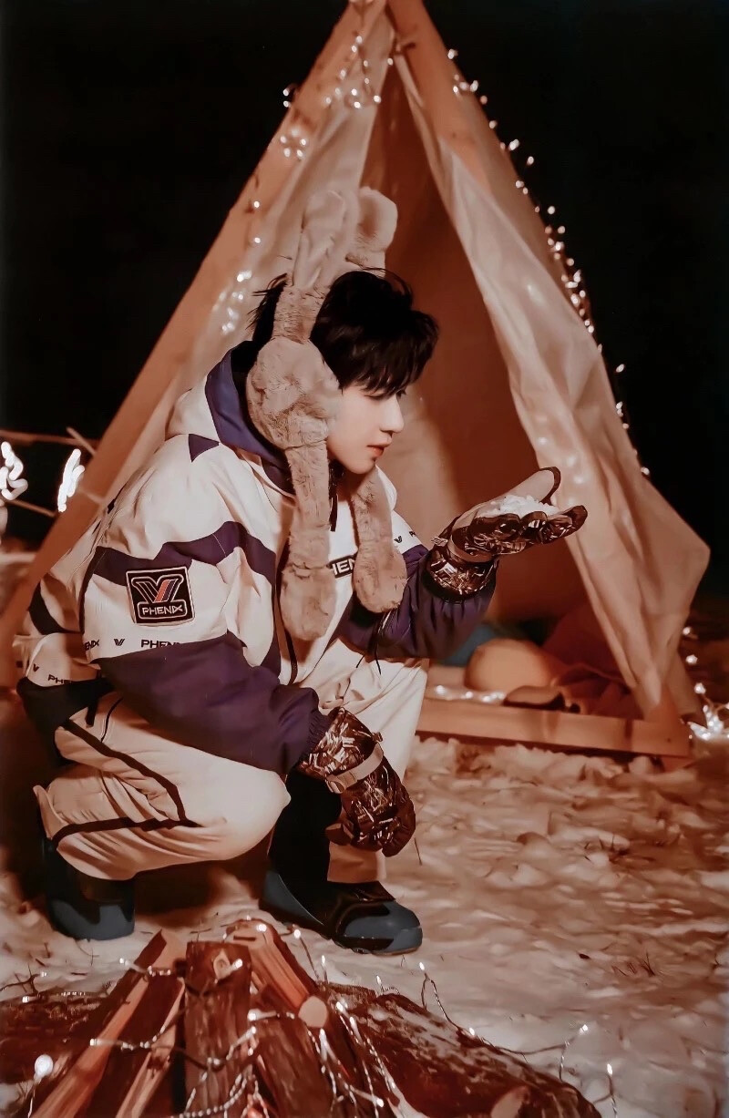 他大概180左右 有兔牙 爱吃章鱼烧 不喜欢香菜 全能 高音也很厉害 粉丝叫深海 关于他我能说好久 少年明媚似光 叫我不敢忘.