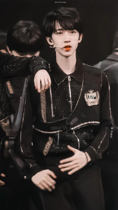 他大概180左右 有兔牙 爱吃章鱼烧 不喜欢香菜 全能 高音也很厉害 粉丝叫深海 关于他我能说好久 少年明媚似光 叫我不敢忘.