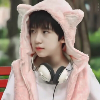 他大概180左右 有兔牙 爱吃章鱼烧 不喜欢香菜 全能 高音也很厉害 粉丝叫深海 关于他我能说好久 少年明媚似光 叫我不敢忘.