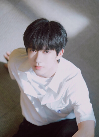 他大概180左右 有兔牙 爱吃章鱼烧 不喜欢香菜 全能 高音也很厉害 粉丝叫深海 关于他我能说好久 少年明媚似光 叫我不敢忘.