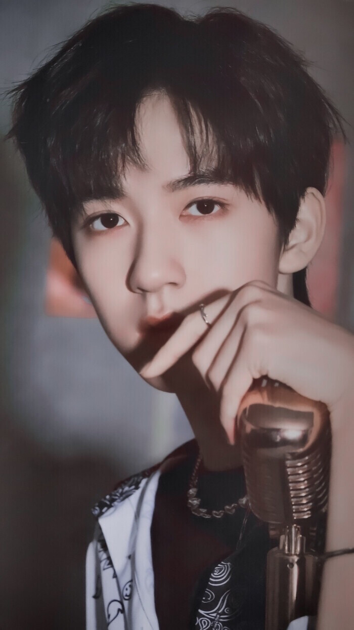 他大概180左右 有兔牙 爱吃章鱼烧 不喜欢香菜 全能 高音也很厉害 粉丝叫深海 关于他我能说好久 少年明媚似光 叫我不敢忘.