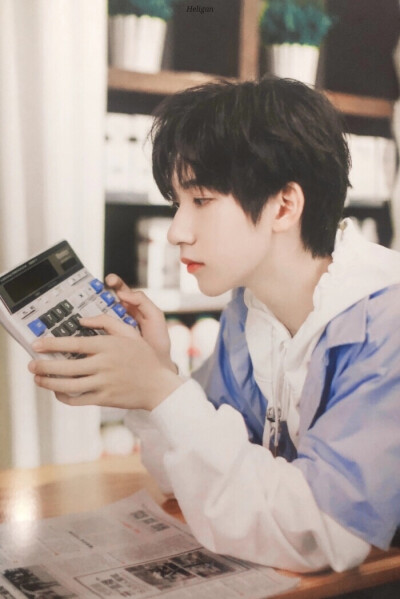 他大概180左右 有兔牙 爱吃章鱼烧 不喜欢香菜 全能 高音也很厉害 粉丝叫深海 关于他我能说好久 少年明媚似光 叫我不敢忘.