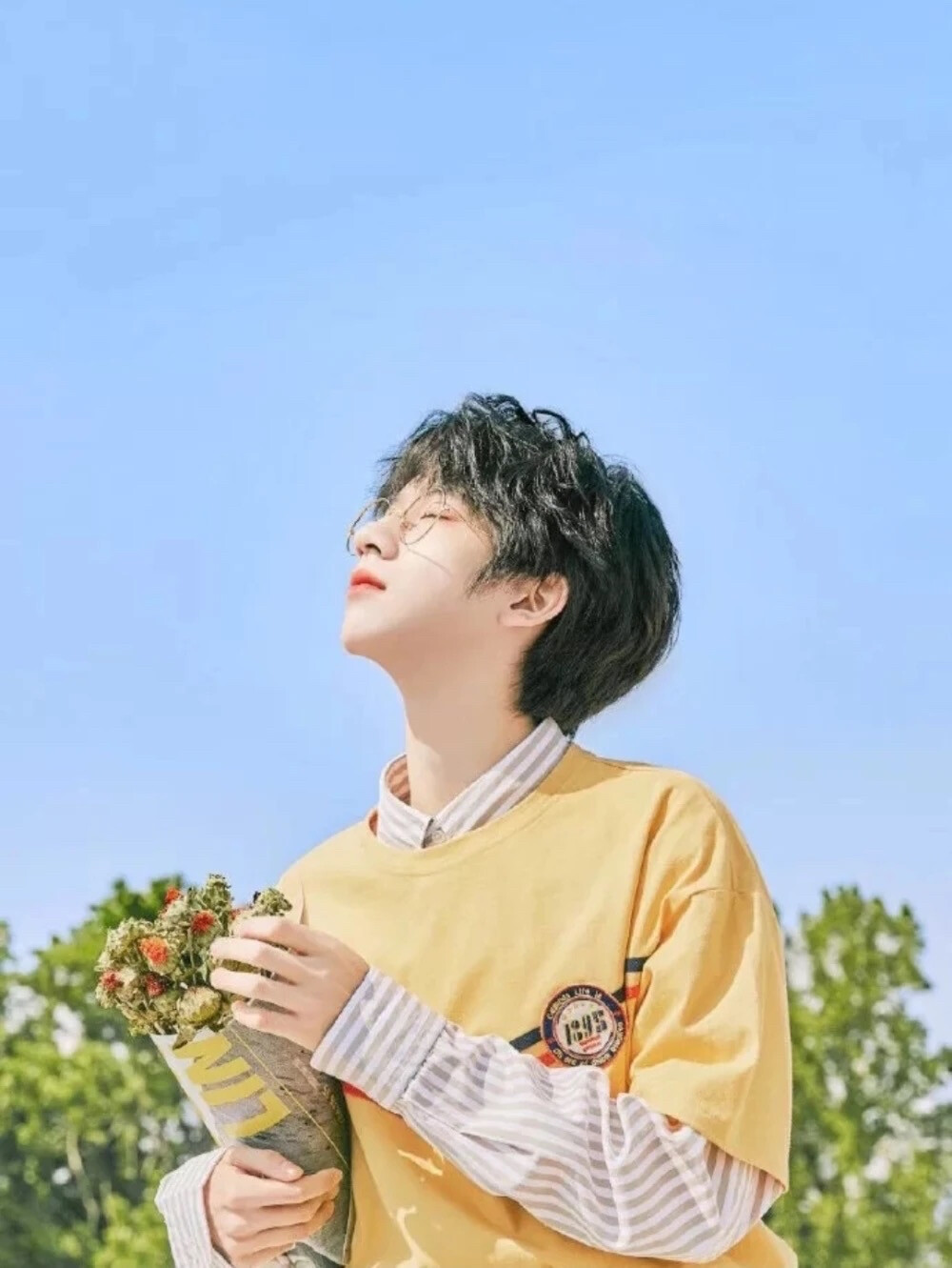 他大概180左右 有兔牙 爱吃章鱼烧 不喜欢香菜 全能 高音也很厉害 粉丝叫深海 关于他我能说好久 少年明媚似光 叫我不敢忘.