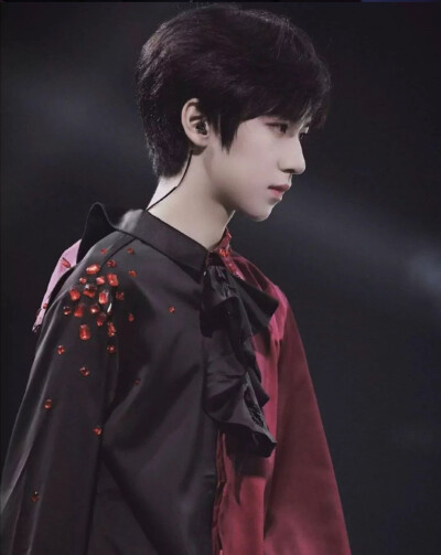 他大概180左右 有兔牙 爱吃章鱼烧 不喜欢香菜 全能 高音也很厉害 粉丝叫深海 关于他我能说好久 少年明媚似光 叫我不敢忘.