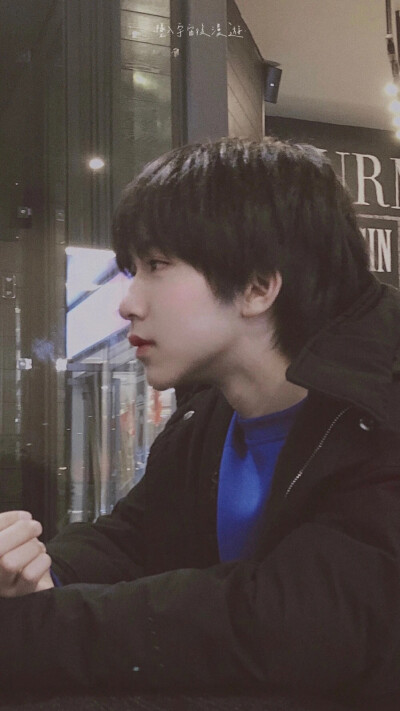 他大概180左右 有兔牙 爱吃章鱼烧 不喜欢香菜 全能 高音也很厉害 粉丝叫深海 关于他我能说好久 少年明媚似光 叫我不敢忘.