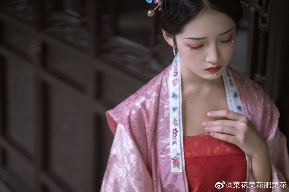 《如梦令》
“昨夜雨疏风骤，
浓睡不消残酒 ”
出境：@彼得婷wer
摄影：@菜花菜花肥菜花
妆造：@还是叫我雪影吧
#南宁约拍##摄影##汉服摄影#