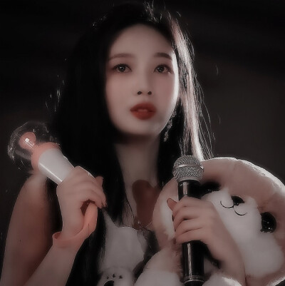 
：人间无趣，但有你。
/朴秀荣 JOY/
原 Pumpkin960903