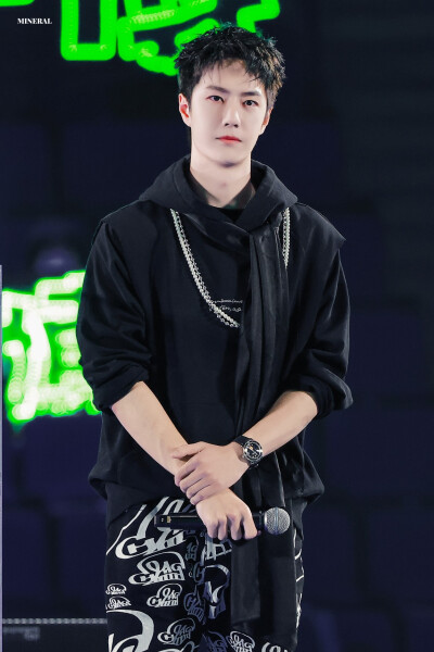 210731 和平精英超级杯暨空投嘉年华 @UNIQ-王一博 ​​​♛C位♛ cr:logo