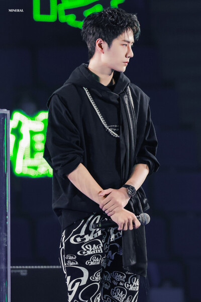 210731 和平精英超级杯暨空投嘉年华 @UNIQ-王一博 ​​​♛C位♛ cr:logo