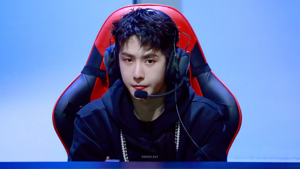 210731 和平精英超级杯暨空投嘉年华 @UNIQ-王一博 ​​​♛C位♛ cr:logo