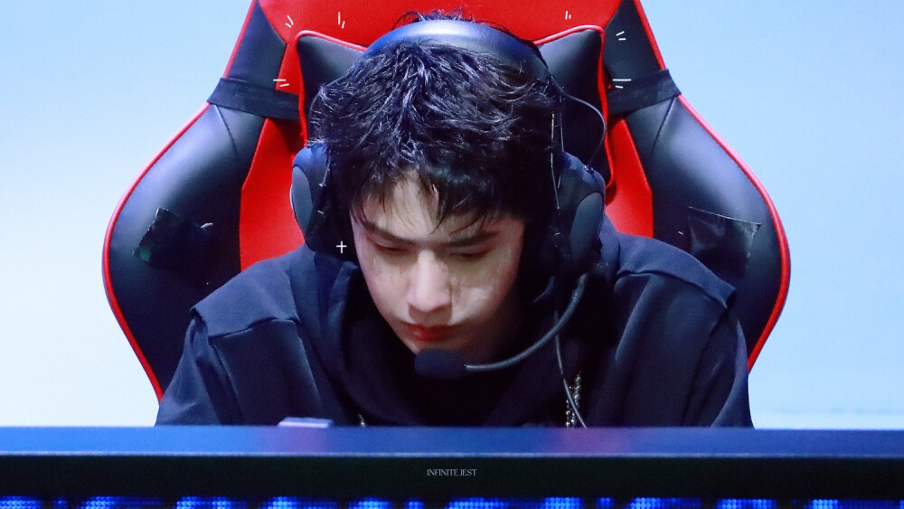 210731 和平精英超级杯暨空投嘉年华 @UNIQ-王一博 ​​​♛C位♛ cr:logo