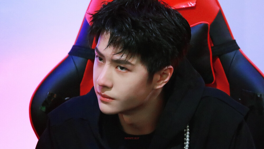 210731 和平精英超级杯暨空投嘉年华 @UNIQ-王一博 ​​​♛C位♛ cr:logo