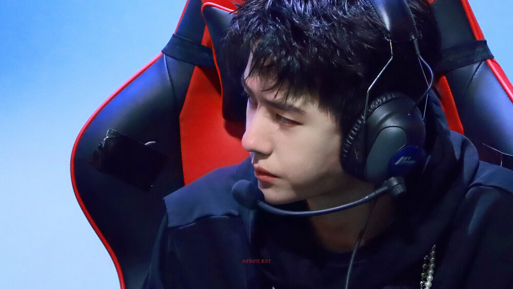 210731 和平精英超级杯暨空投嘉年华 @UNIQ-王一博 ​​​♛C位♛ cr:logo