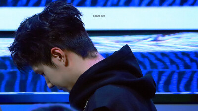 210731 和平精英超级杯暨空投嘉年华 @UNIQ-王一博 ​​​♛C位♛ cr:logo