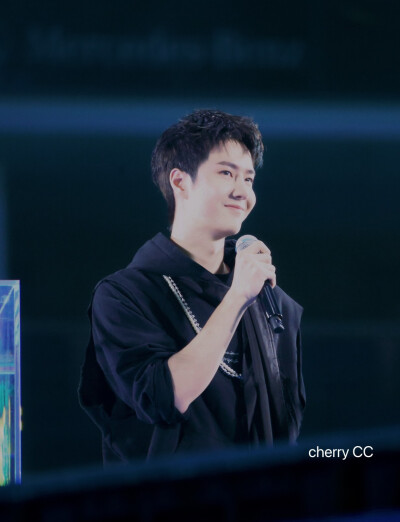 210731 和平精英超级杯暨空投嘉年华 @UNIQ-王一博 ​​​♛C位♛ cr:logo