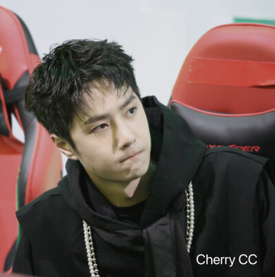 210731 和平精英超级杯暨空投嘉年华 @UNIQ-王一博 ​​​♛C位♛ cr:logo