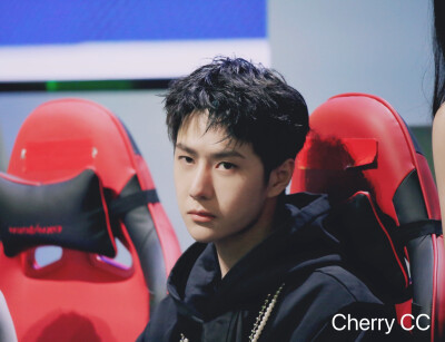 210731 和平精英超级杯暨空投嘉年华 @UNIQ-王一博 ​​​♛C位♛ cr:logo