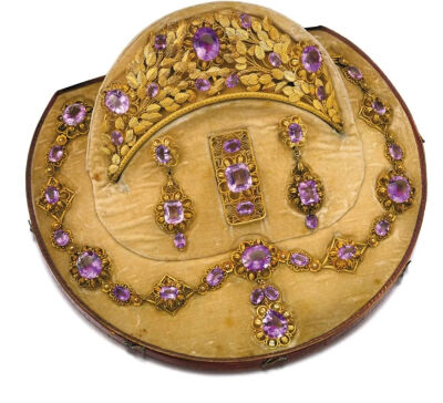 制作于1835年的黄金镶嵌紫水晶珠宝套件