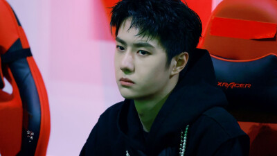 210731 和平精英超级杯暨空投嘉年华 @UNIQ-王一博 ​​​♛C位♛ cr:logo