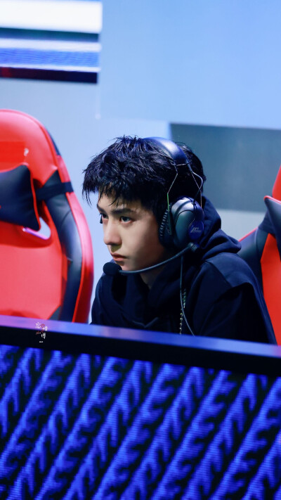 210731 和平精英超级杯暨空投嘉年华 @UNIQ-王一博 ​​​♛C位♛ cr:logo