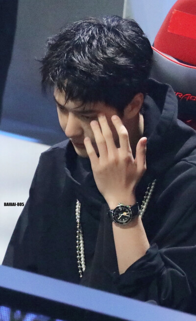 210731 和平精英超级杯暨空投嘉年华 @UNIQ-王一博 ​​​♛C位♛ cr:logo