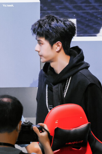 210731 和平精英超级杯暨空投嘉年华 @UNIQ-王一博 ​​​♛C位♛ cr:logo