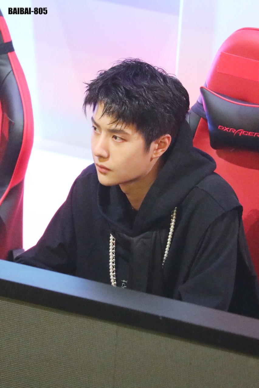 210731 和平精英超级杯暨空投嘉年华 @UNIQ-王一博 ​​​♛C位♛ cr:logo