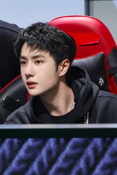 210731 和平精英超级杯暨空投嘉年华 @UNIQ-王一博 ​​​♛C位♛ cr:logo