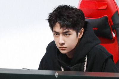 210731 和平精英超级杯暨空投嘉年华 @UNIQ-王一博 ​​​♛C位♛ cr:logo