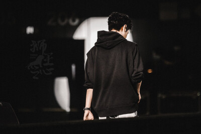 210731 和平精英超级杯暨空投嘉年华 @UNIQ-王一博 ​​​♛C位♛ cr:logo