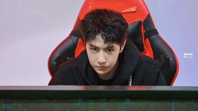 210731 和平精英超级杯暨空投嘉年华 @UNIQ-王一博 ​​​♛C位♛ cr:logo