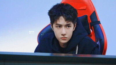 210731 和平精英超级杯暨空投嘉年华 @UNIQ-王一博 ​​​♛C位♛ cr:logo